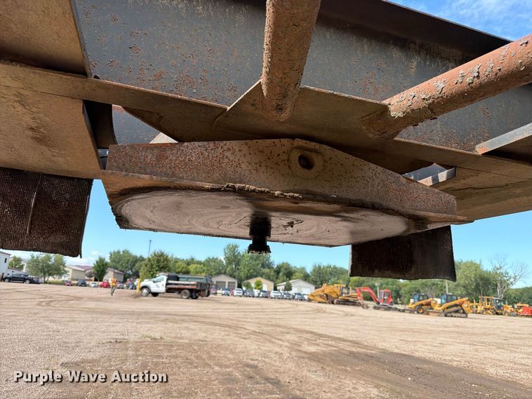 image for item EA0453 1995 Midland bottom dump trailer