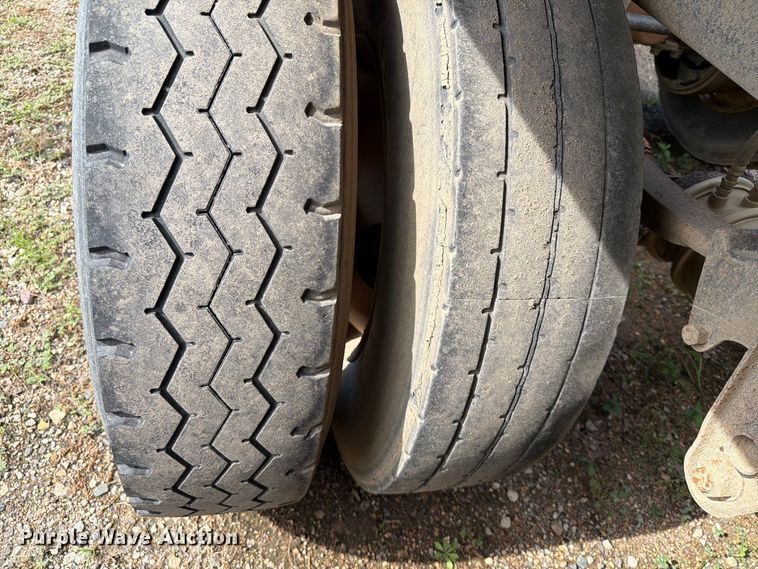image for item EA0453 1995 Midland bottom dump trailer