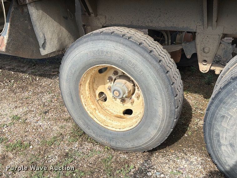 image for item EA0453 1995 Midland bottom dump trailer