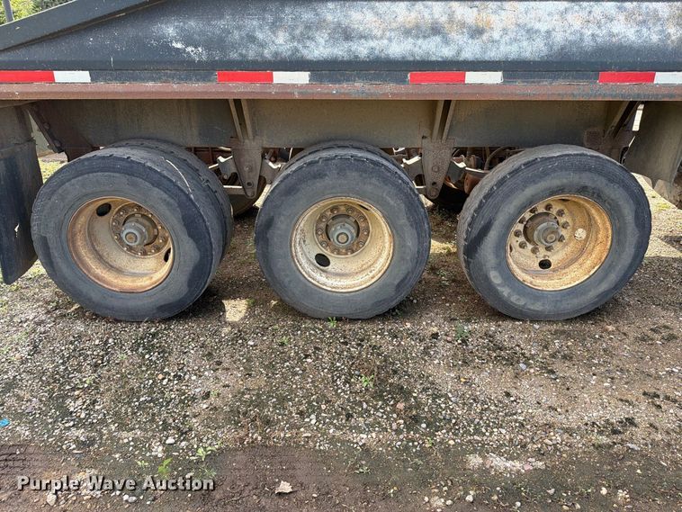 image for item EA0453 1995 Midland bottom dump trailer