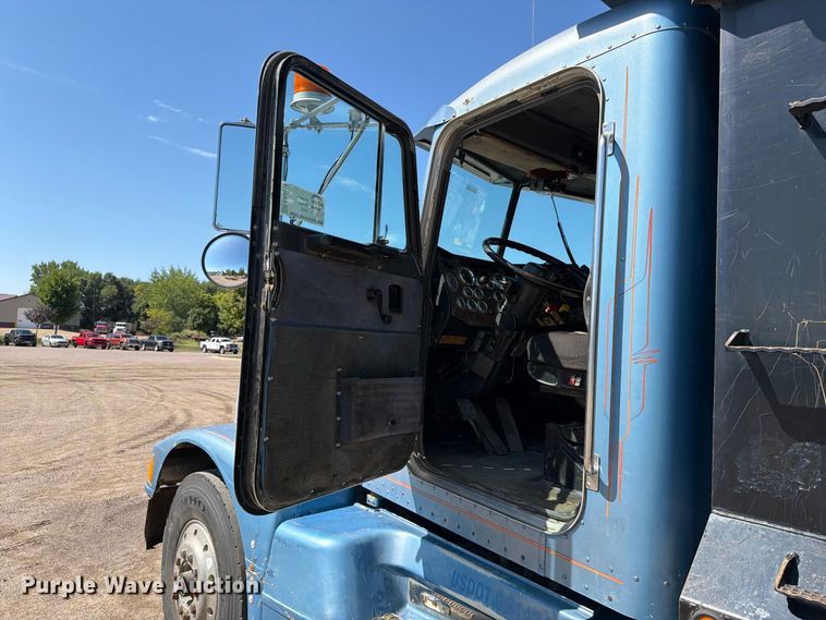 image for item EA0454 1991 Peterbilt 377 dump truck
