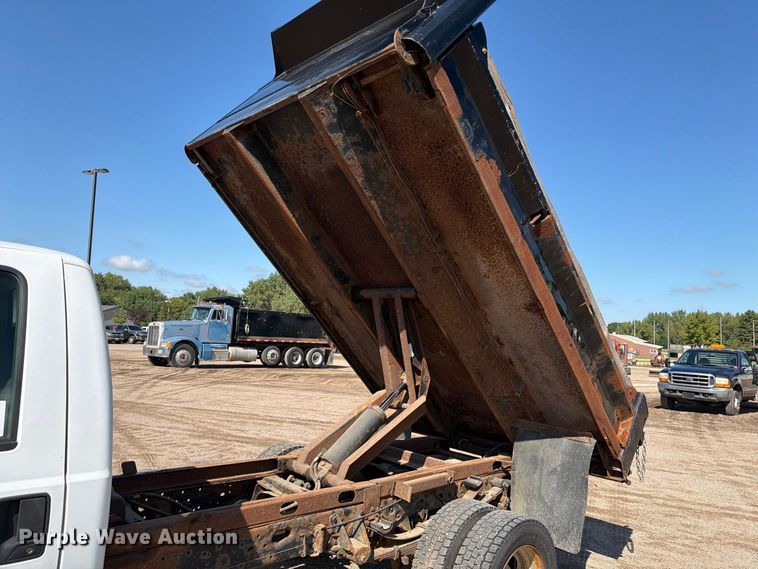 image for item EA0456 2000 Ford F450 Super Duty dump truck