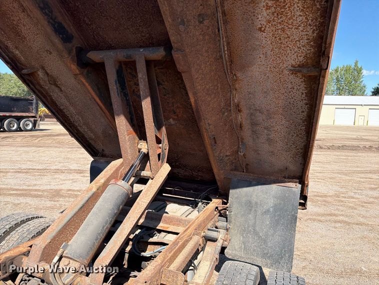 image for item EA0456 2000 Ford F450 Super Duty dump truck