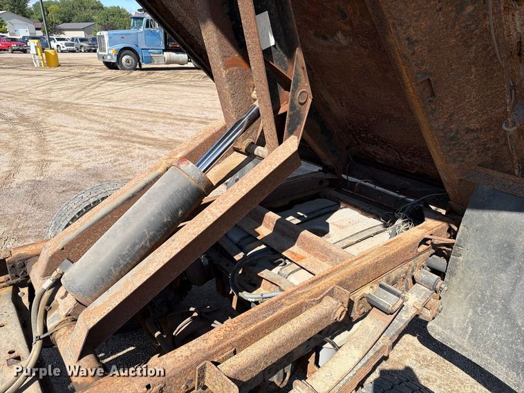 image for item EA0456 2000 Ford F450 Super Duty dump truck
