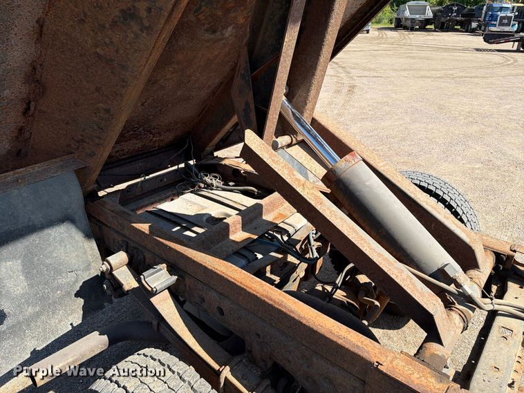 image for item EA0456 2000 Ford F450 Super Duty dump truck