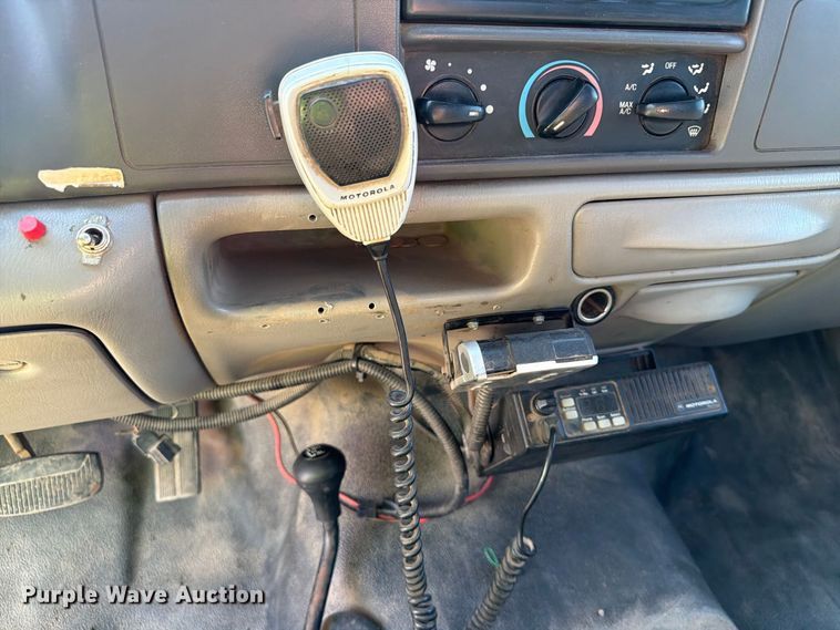 image for item EA0456 2000 Ford F450 Super Duty dump truck