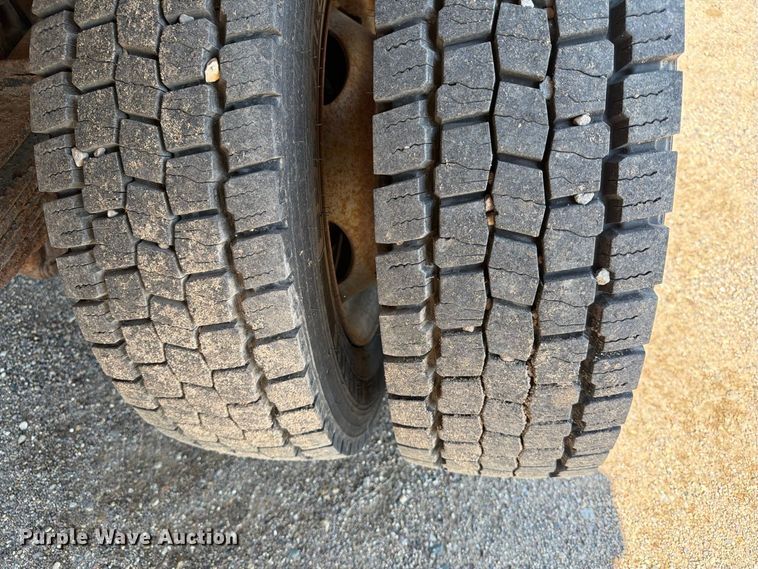 image for item EA0456 2000 Ford F450 Super Duty dump truck