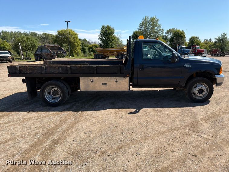 image for item EA0457 2000 Ford F550 Super Duty flatbed truck