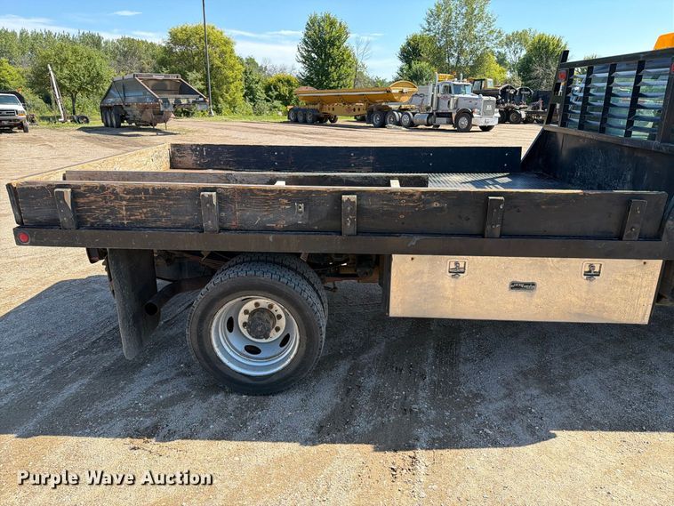 image for item EA0457 2000 Ford F550 Super Duty flatbed truck