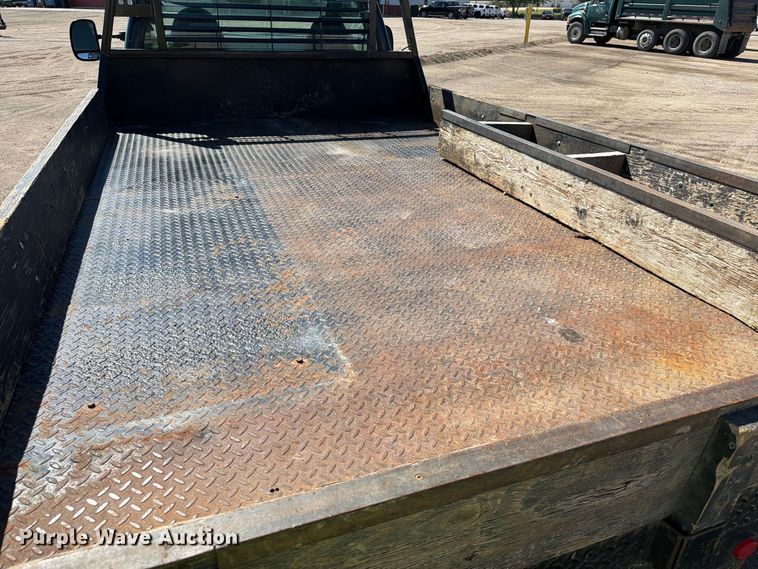image for item EA0457 2000 Ford F550 Super Duty flatbed truck