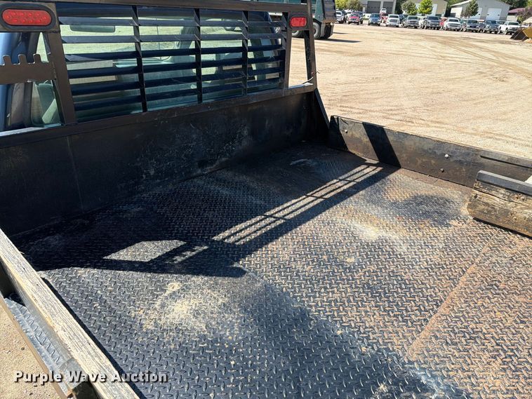 image for item EA0457 2000 Ford F550 Super Duty flatbed truck