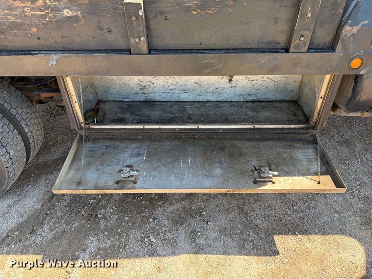image for item EA0457 2000 Ford F550 Super Duty flatbed truck