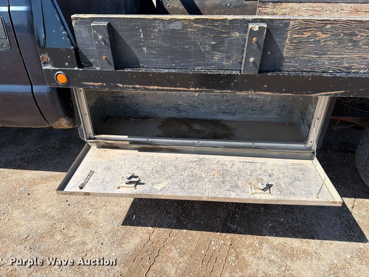 image for item EA0457 2000 Ford F550 Super Duty flatbed truck