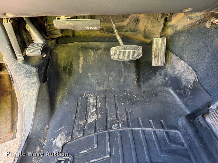 image for item EA0457 2000 Ford F550 Super Duty flatbed truck