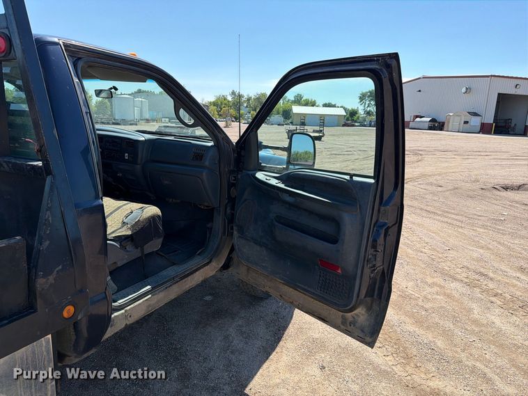 image for item EA0457 2000 Ford F550 Super Duty flatbed truck