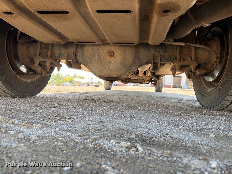 image for item EA0457 2000 Ford F550 Super Duty flatbed truck