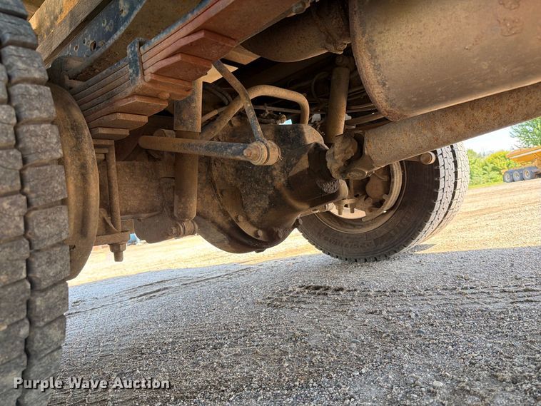 image for item EA0457 2000 Ford F550 Super Duty flatbed truck