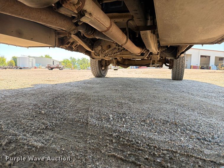 image for item EA0457 2000 Ford F550 Super Duty flatbed truck