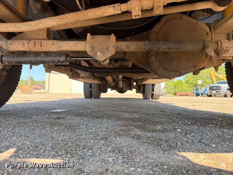 image for item EA0457 2000 Ford F550 Super Duty flatbed truck