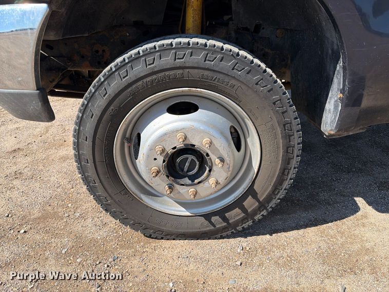 image for item EA0457 2000 Ford F550 Super Duty flatbed truck