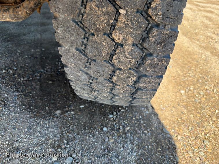 image for item EA0457 2000 Ford F550 Super Duty flatbed truck