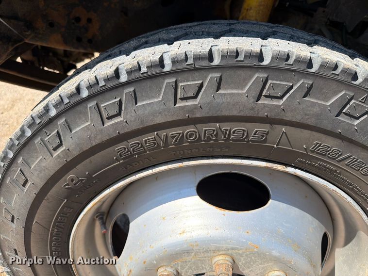 image for item EA0457 2000 Ford F550 Super Duty flatbed truck
