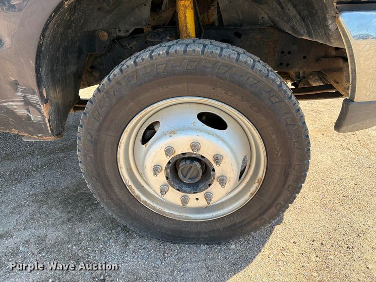 image for item EA0457 2000 Ford F550 Super Duty flatbed truck