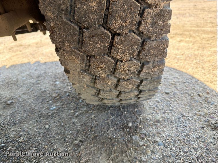 image for item EA0457 2000 Ford F550 Super Duty flatbed truck
