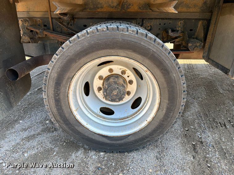 image for item EA0457 2000 Ford F550 Super Duty flatbed truck
