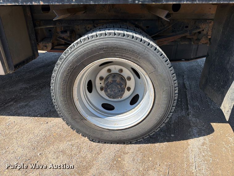 image for item EA0457 2000 Ford F550 Super Duty flatbed truck