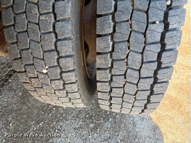 image for item EA0457 2000 Ford F550 Super Duty flatbed truck