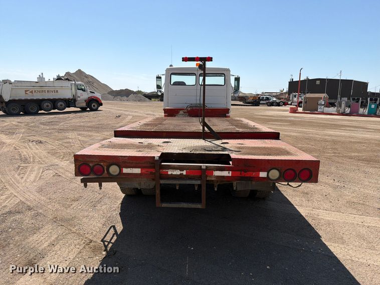 image for item EA0462 1994 Freightliner FL70 flatbed truck