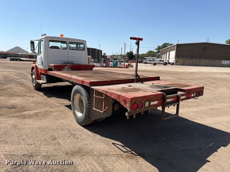 image for item EA0462 1994 Freightliner FL70 flatbed truck
