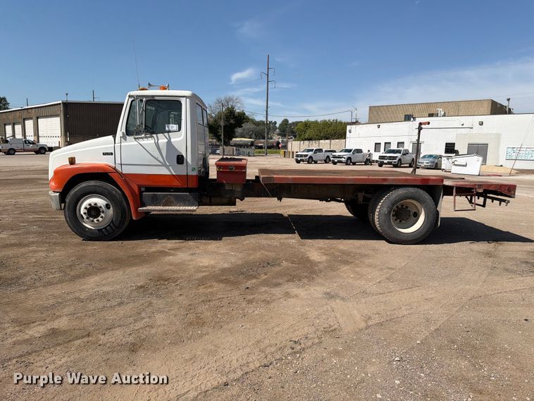 image for item EA0462 1994 Freightliner FL70 flatbed truck
