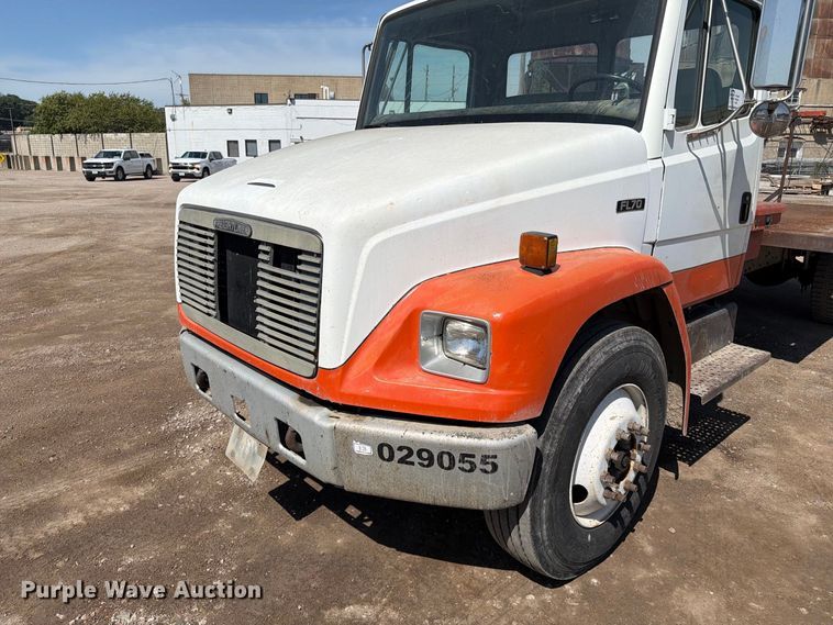 image for item EA0462 1994 Freightliner FL70 flatbed truck