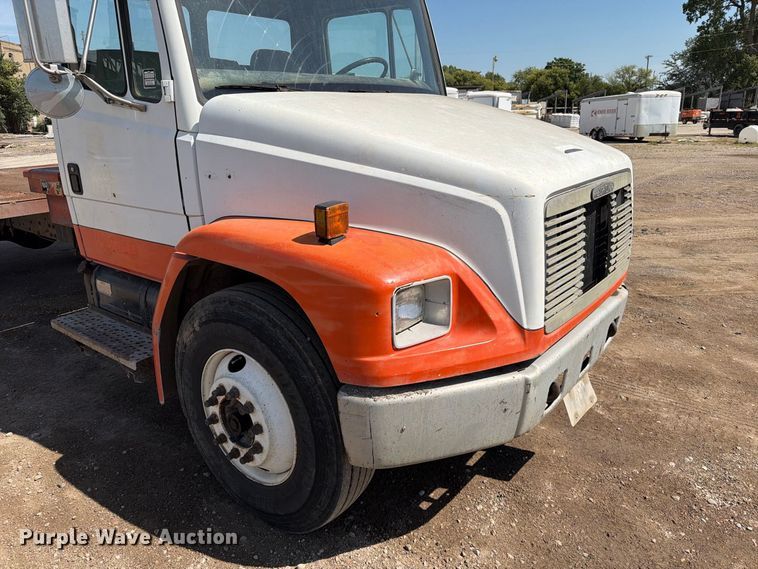 image for item EA0462 1994 Freightliner FL70 flatbed truck