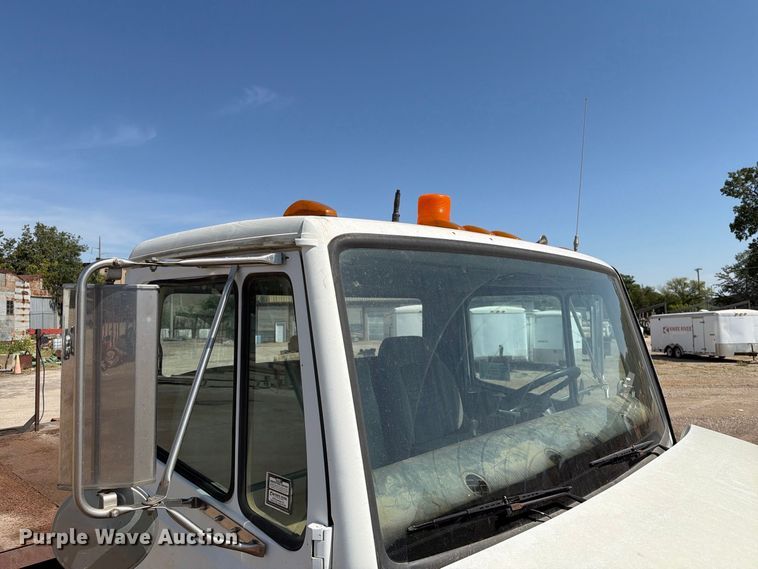 image for item EA0462 1994 Freightliner FL70 flatbed truck