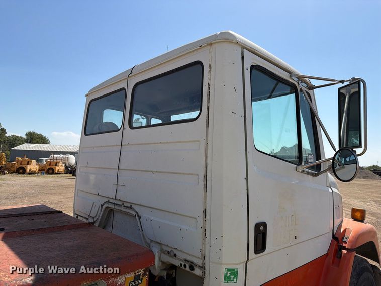 image for item EA0462 1994 Freightliner FL70 flatbed truck