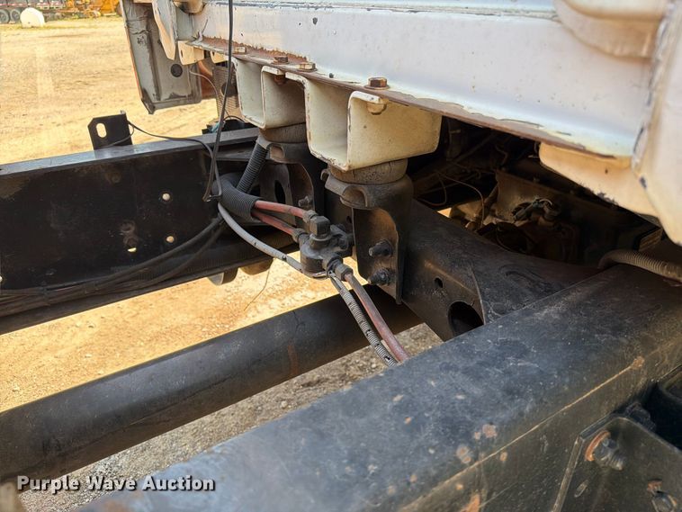 image for item EA0462 1994 Freightliner FL70 flatbed truck