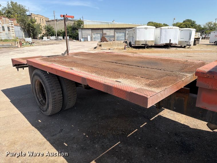 image for item EA0462 1994 Freightliner FL70 flatbed truck