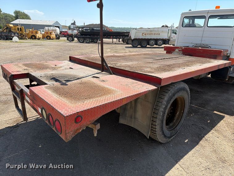 image for item EA0462 1994 Freightliner FL70 flatbed truck