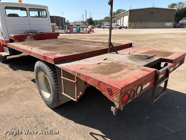 image for item EA0462 1994 Freightliner FL70 flatbed truck