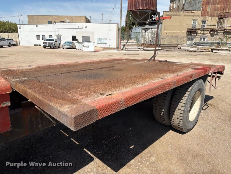 image for item EA0462 1994 Freightliner FL70 flatbed truck