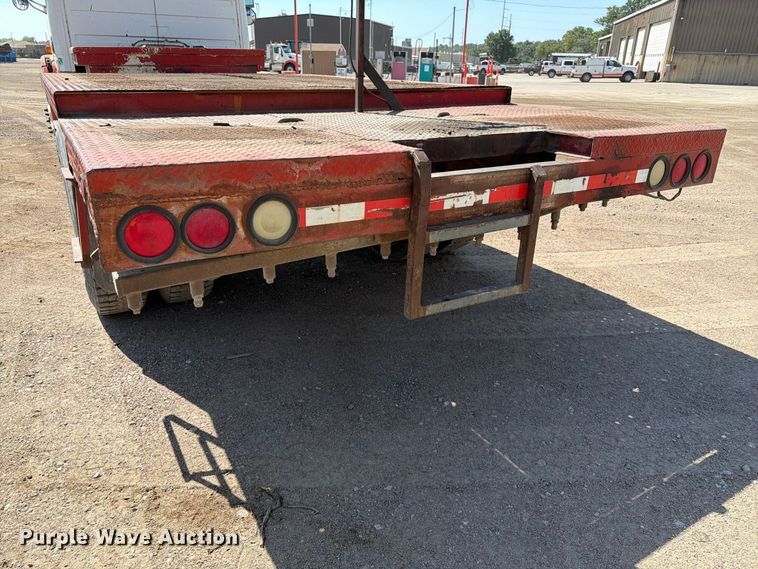 image for item EA0462 1994 Freightliner FL70 flatbed truck