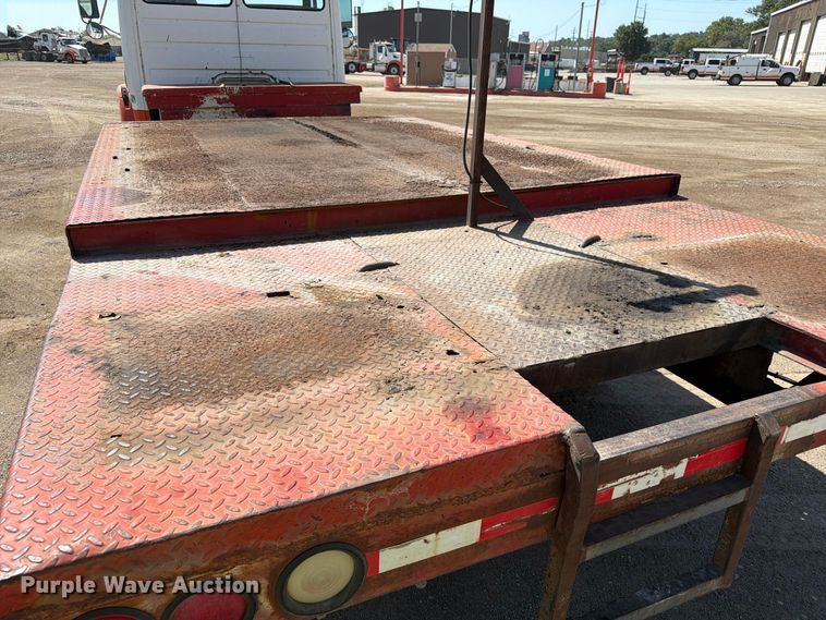 image for item EA0462 1994 Freightliner FL70 flatbed truck
