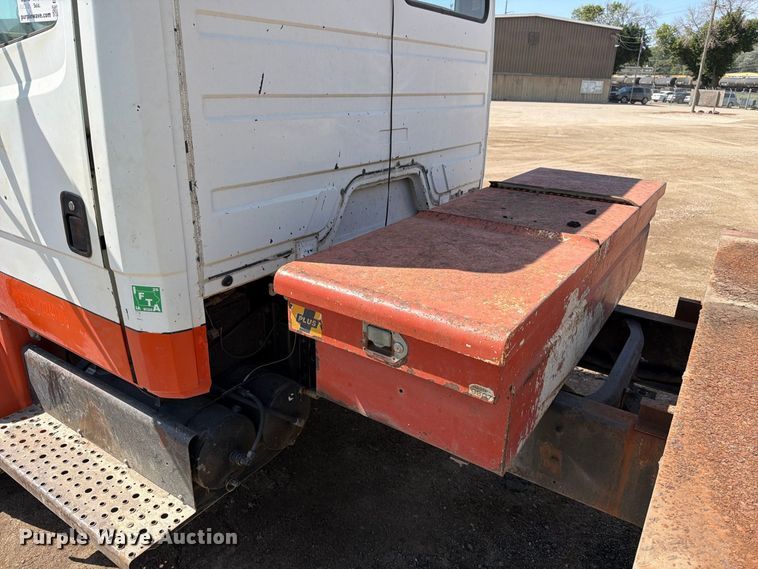 image for item EA0462 1994 Freightliner FL70 flatbed truck