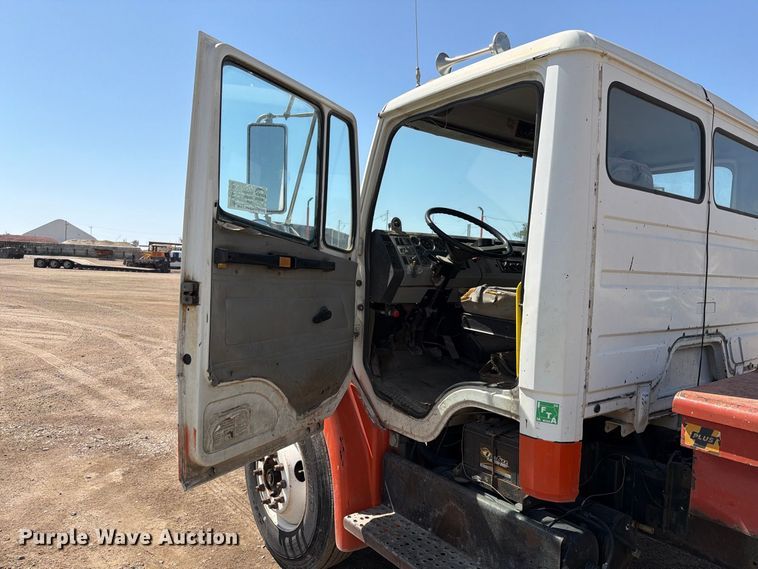 image for item EA0462 1994 Freightliner FL70 flatbed truck