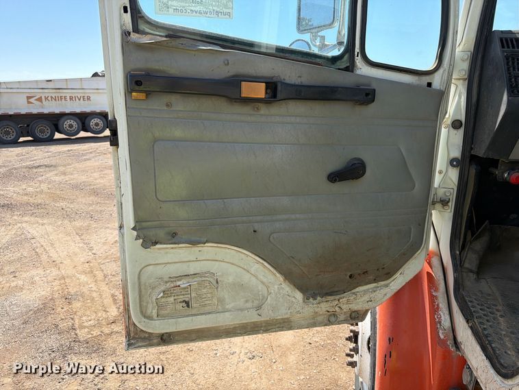 image for item EA0462 1994 Freightliner FL70 flatbed truck