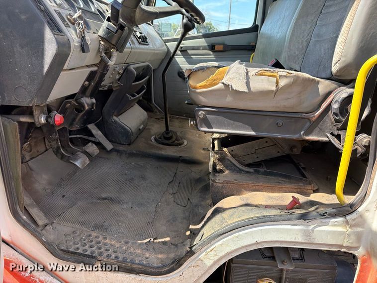 image for item EA0462 1994 Freightliner FL70 flatbed truck