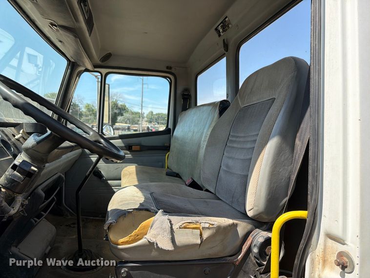 image for item EA0462 1994 Freightliner FL70 flatbed truck